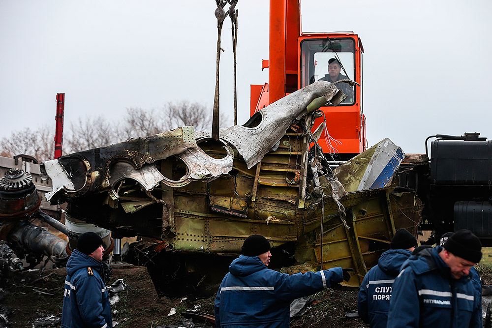 Погрузка обломков пассажирского самолета «Малайзийских авиалиний» Boeing 777, разбившегося 17 июля в районе села Грабово