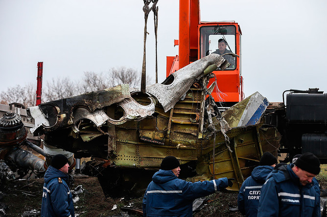 Погрузка обломков пассажирского самолета «Малайзийских авиалиний» Boeing 777, разбившегося 17 июля в районе села Грабово