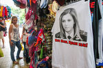 Продажа футболок с изображением прокурора Крыма Натальи Поклонской на одной из улиц Ялты