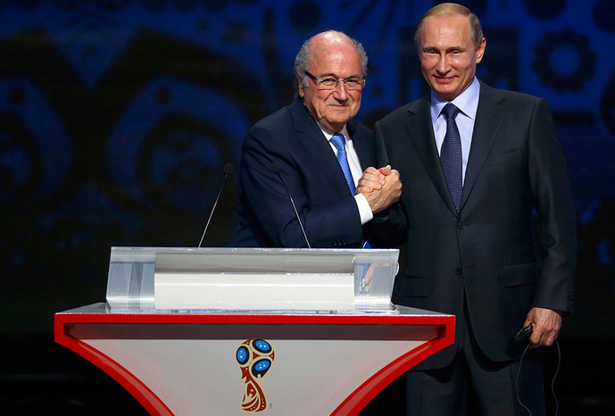 Президент России Владимир Путин и глава ФИФА Йозеф Блаттер