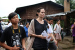 Анджелина Джоли и ее сын Пакс во время официального визита в Мьянму
