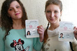 Девушки, получившие новые паспорта граждан Донецкой народной республики, в Донецке