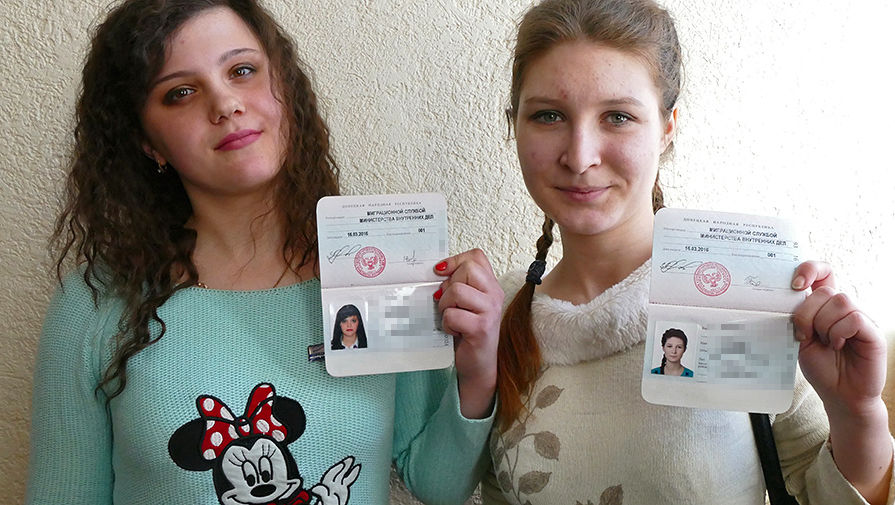 Девушки, получившие новые паспорта граждан Донецкой народной республики, в&nbsp;Донецке