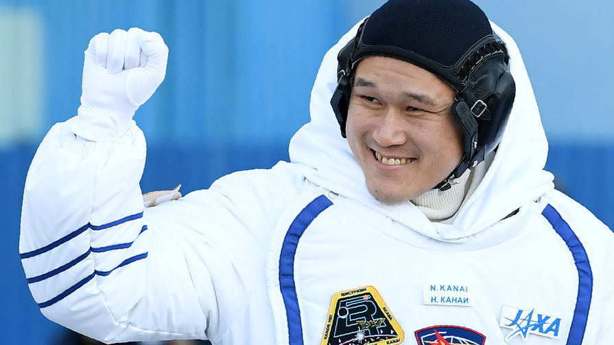 Врач и астронавт Японского агентства аэрокосмических исследований Норишиге Канаи перед полетом на МКС, 17 декабря 2017 года