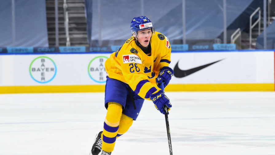 Игрок молодежной сборной Швеции по хоккею на МЧМ-2021