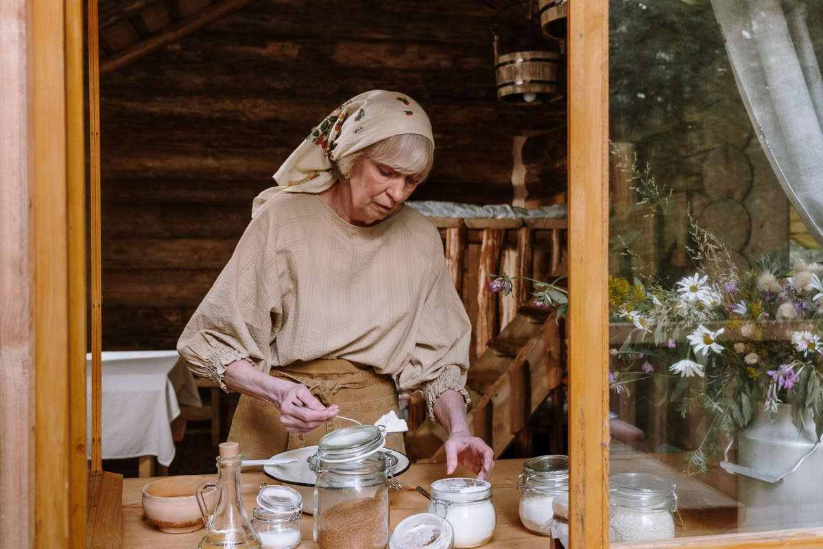 Клизма с чесноком, лук на раны и уринотерапия: истории о домашнем лечении  из советского детства - Газета.Ru