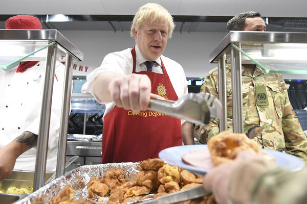 Премьер-министр Великобритании Борис Джонсон подает рождественский обед британским военнослужащим, дислоцированным в&nbsp;Эстонии, Таллин, 2019&nbsp;год