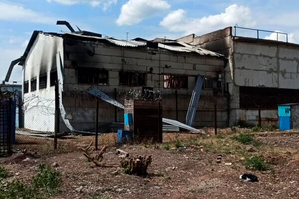 Место содержания пленных украинских боевиков в следственном изоляторе Еленовки, который подвергся обстрелу