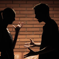 Semenovich külotsiz mushukni yaqindan korsatdi Semenovich külotsiz mushukni yaqindan korsatdi