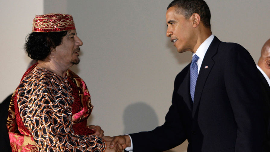 Президент США Барак Обама лишь однажды жал Каддафи руку &ndash; на&nbsp;полях саммита «большой восьмерки» в&nbsp;итальянской Л'Аквиле в&nbsp;июле 2009&nbsp;года. Один из&nbsp;предшественников Обамы, Рональд Рейган (президент в&nbsp;1981-1989 годах), называл Каддафи не иначе как «бешеной собакой»