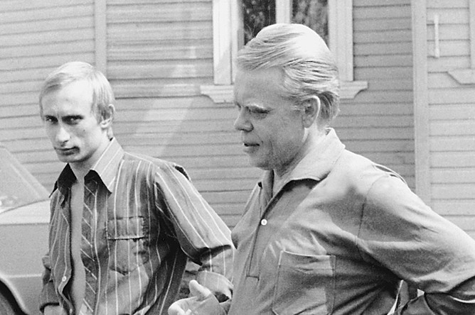 Владимир Путин на даче у знакомого, 80-е годы