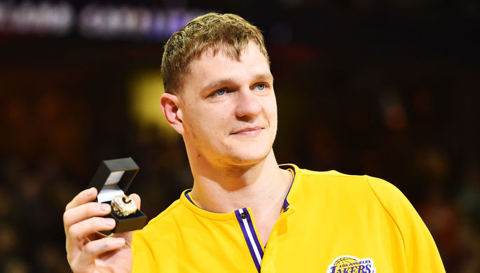 Тимофей Мозгов во время получения кольца чемпиона НБА