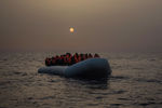 Неуправляемая лодка с мигрантами из Африки около побережья Ливии, 23 февраля 2017 года