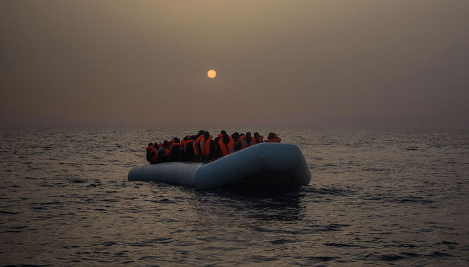 Неуправляемая лодка с мигрантами из Африки около побережья Ливии, 23 февраля 2017 года