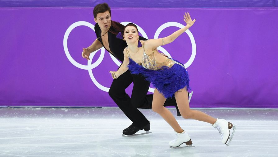 Российские фигуристы Екатерина Боброва и Дмитрий Соловьев после проката короткой программы в личном турнире танцев на льду на Олимпийских играх — 2018