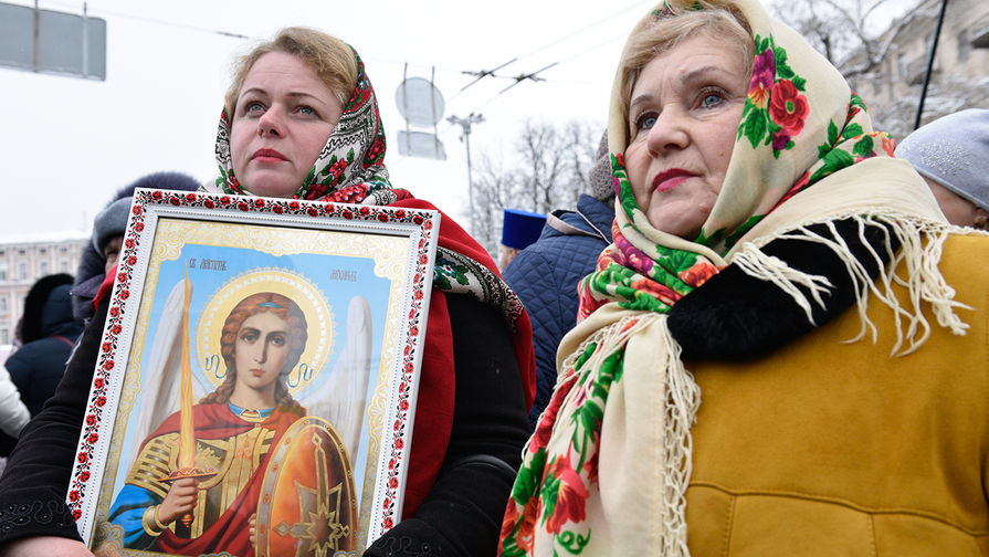 Верующие на&nbsp;&laquo;объединительном соборе&raquo; на&nbsp;Софийской площади в&nbsp;Киеве, 15 декабря 2018 года