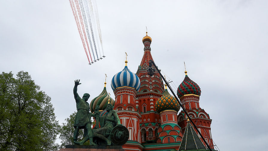 Штурмовики Су-25 на&nbsp;воздушном параде Победы в&nbsp;Москве, 9 мая 2020 года