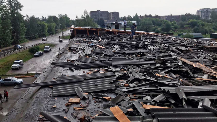 Вид на&nbsp;строительный рынок в&nbsp;Рузе, где прорвало дамбу после ливня, 9 июля 2020 года