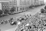 Автомобильный кортеж с Президентом Франции Шарлем де Голлем на одной из улиц Москвы, 1966 год