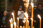 Верующие на рождественском богослужении в Свято-Николаевском архиерейском соборе Донецка, 7 января 2024 года