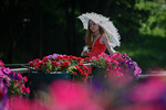 Девушка отдыхает в парке Каскад Кировоградских прудов в Москве, 2 июля 2024 года