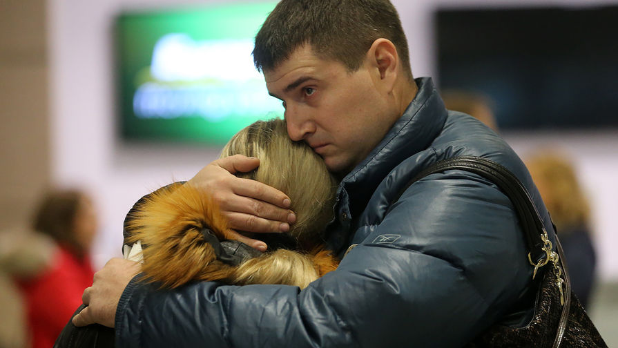 Родственники пассажиров потерпевшего крушение самолета А-321 авиакомпании «Когалымавиа» в аэропорту Пулково