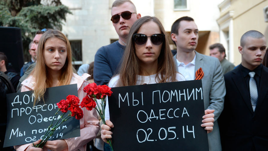 Участники акции &laquo;Помним&raquo; во время возложения цветов у&nbsp;здания посольства Украины в&nbsp;память о&nbsp;погибших в&nbsp;одесском Доме профсоюзов