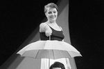 Екатерина Градова и Александр Ширвиндт в спектакле «Чудак» театра Сатиры, 1980 год