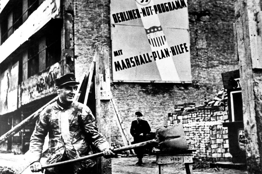 Плакат объявляет о финансировании в рамках «плана Маршалла» части восстановительных работ в Западной Германии, 1949 год