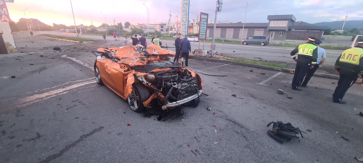 Mercedes в Северной Осетии врезался в столб и два автомобиля, три человека  погибли - Газета.Ru | Новости