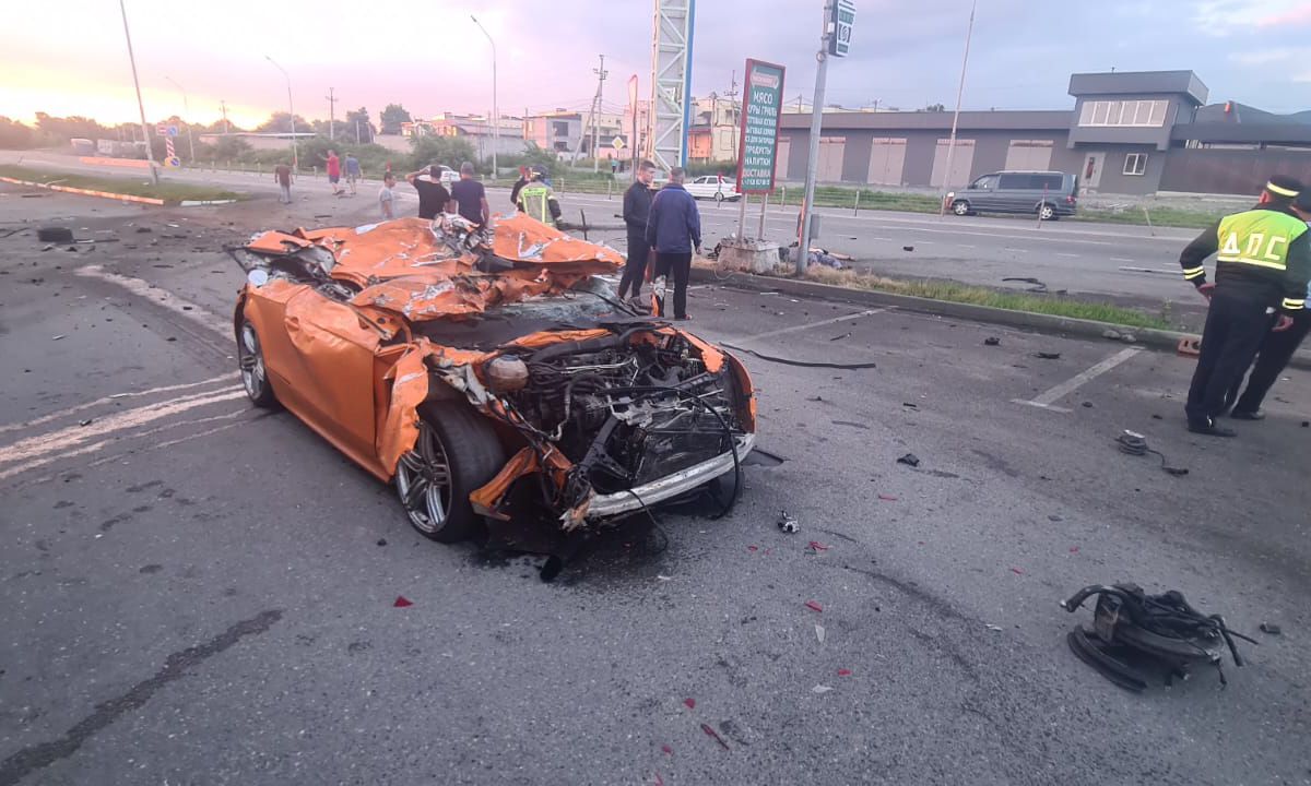 Mercedes в Северной Осетии врезался в столб и два автомобиля, три человека  погибли - Газета.Ru | Новости