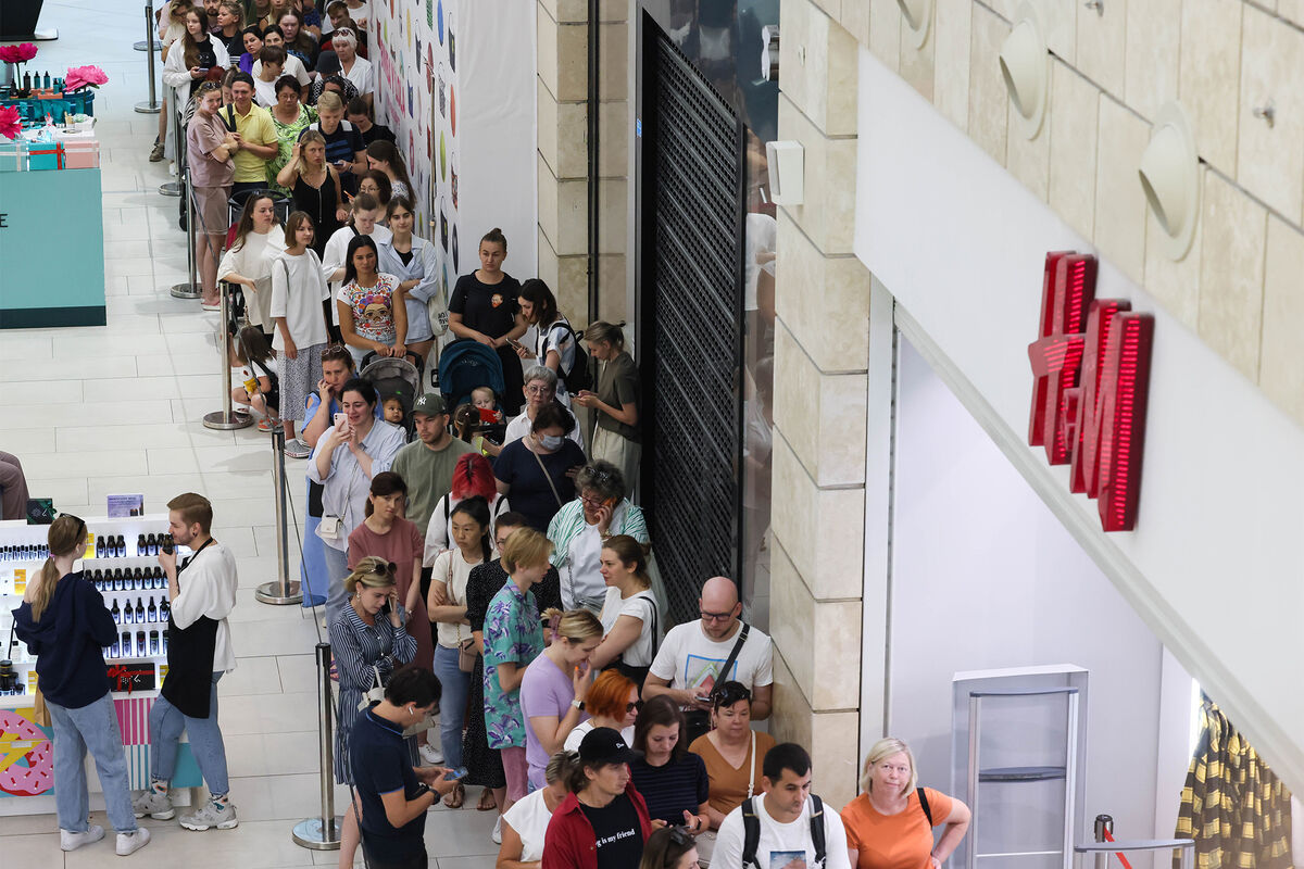 Покупатели в очереди в магазин H&M в ТЦ «Метрополис», 1 августа 2022 года