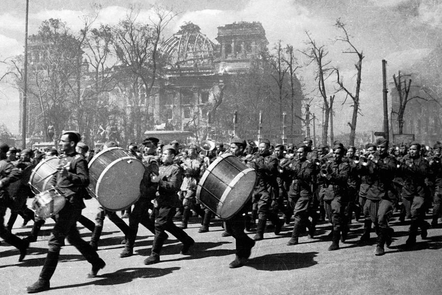 Советский военный оркестр во время парада войск Красной Армии на&nbsp;улицах освобожденного Берлина, май 1945&nbsp;года