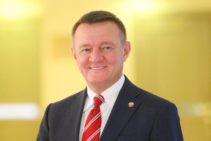Министр транспорта РФ Роман Старовойт перед&nbsp;началом &laquo;правительственного часа&raquo; в&nbsp;Совете Федерации РФ, 2025&nbsp;год