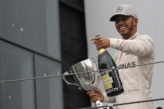 Перед последней гонкой чемпионата в Абу-Даби Хэмилтон сократил отставание в личном зачете пилотов от своего напарника по «Мерседесу» Нико Росберга до 12 очков. Титул чемпиона мира «Формулы-1» будет разыгран между этими гонщиками на заключительном 21-м этапе сезона, который пройдет с 25 по 27 ноября в столице Объединенных Арабских Эмиратов.