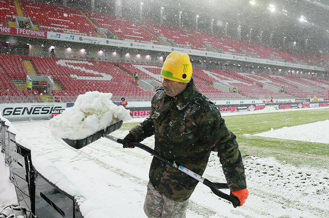 Уборка снега на стадионе «Открытие Арена» перед началом матча 17-го тура чемпионата России по футболу среди клубов Премьер-лиги между ФК «Рубин» (Казань) и ФК «Спартак» (Москва)