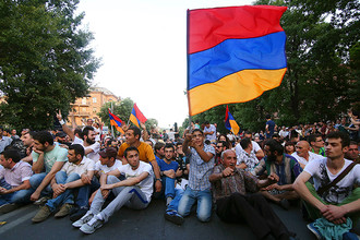 Участники акции протеста в Ереване против повышения цен на электроэнергию, июнь 2015 года