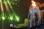 Зажжение олимпийского огня в чаше на церемонии открытия XII зимних Паралимпийских игр в Пхенчхане