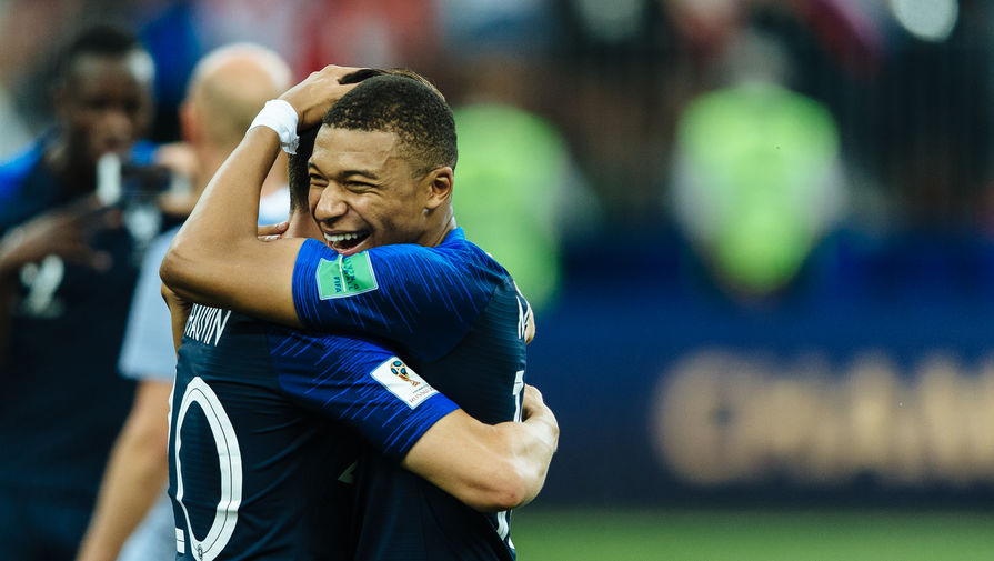 Игроки сборной Франции радуются победе в&nbsp;финальном матче чемпионата мира по&nbsp;футболу, 15 июля 2018 года