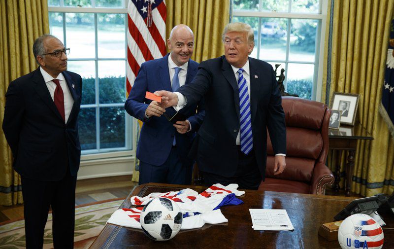 Президент США Дональд Трамп во время встречи с главой ФИФА Джанни Инфантино