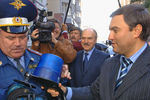 Вице-спикер Госдумы Вячеслав Володин передает проблесковый маячок, снятый с крыши служебного автомобиля, сотруднику ДПС, 2006 год