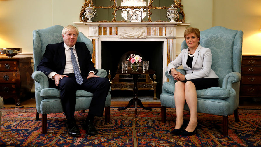 Премьер-министр Великобритании Борис Джонсон и первый министр Шотландии Никола Стерджен во время встречи в Эдинбурге, 29 июля 2019 года