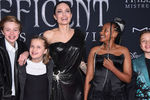 Актриса Анджелина Джоли с детьми Шайло, Вивьен, Захарой и Ноксом на премьере фильма «Малефисента: Владычица тьмы» в Лос-Анджелесе, 2019 год