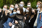 Выпускники средней школы после празднования последнего звонка в Симферополе