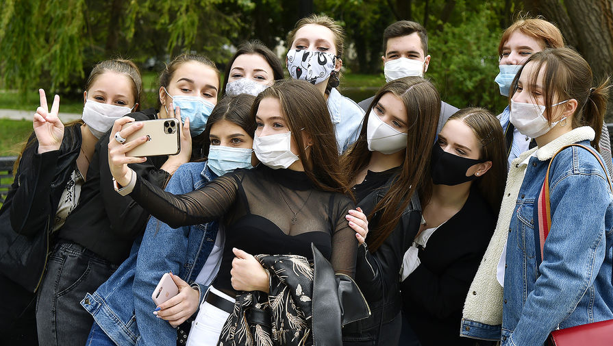 Выпускники средней школы после празднования последнего звонка в Симферополе