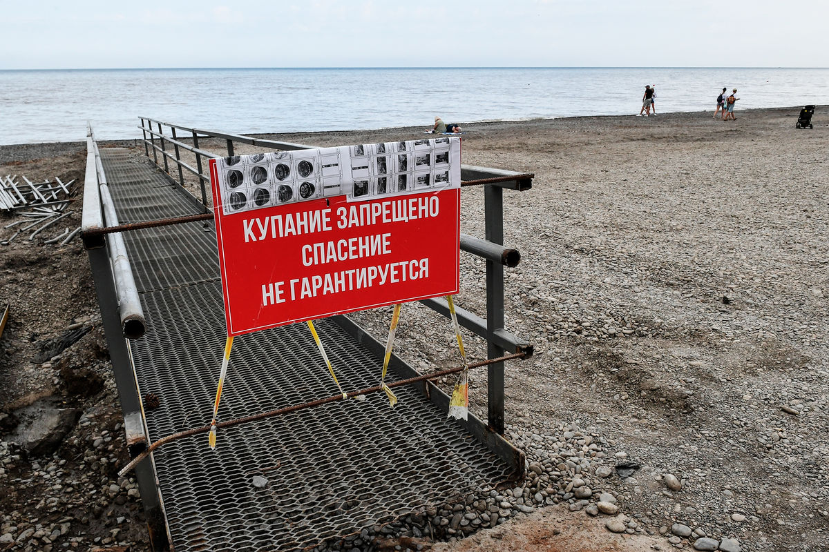 Знак «Купание запрещено» на городском пляже Ялты