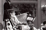 Стивен Хокинг на конференции, посвященной исследованию болезни Бокового амиотрофического склероза, в Сан-Франциско, 1980-е