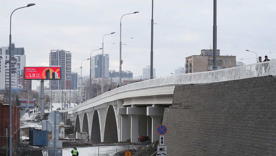 Самый длинный мост в Екатеринбурге перекрыли из-за сообщения о минировании