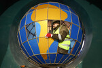 Рабочий во время демонтажа глобуса с фасада здания Центрального телеграфа на Тверской улице, 4 декабря 2023 года