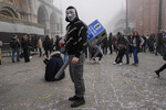 Участник Венецианского карнавала на улицах города, 27 января 2024 года